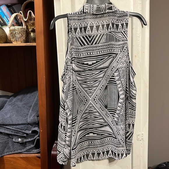 EUC Decree sleeveless button down size XL semi sheer - Picture 5 of 5